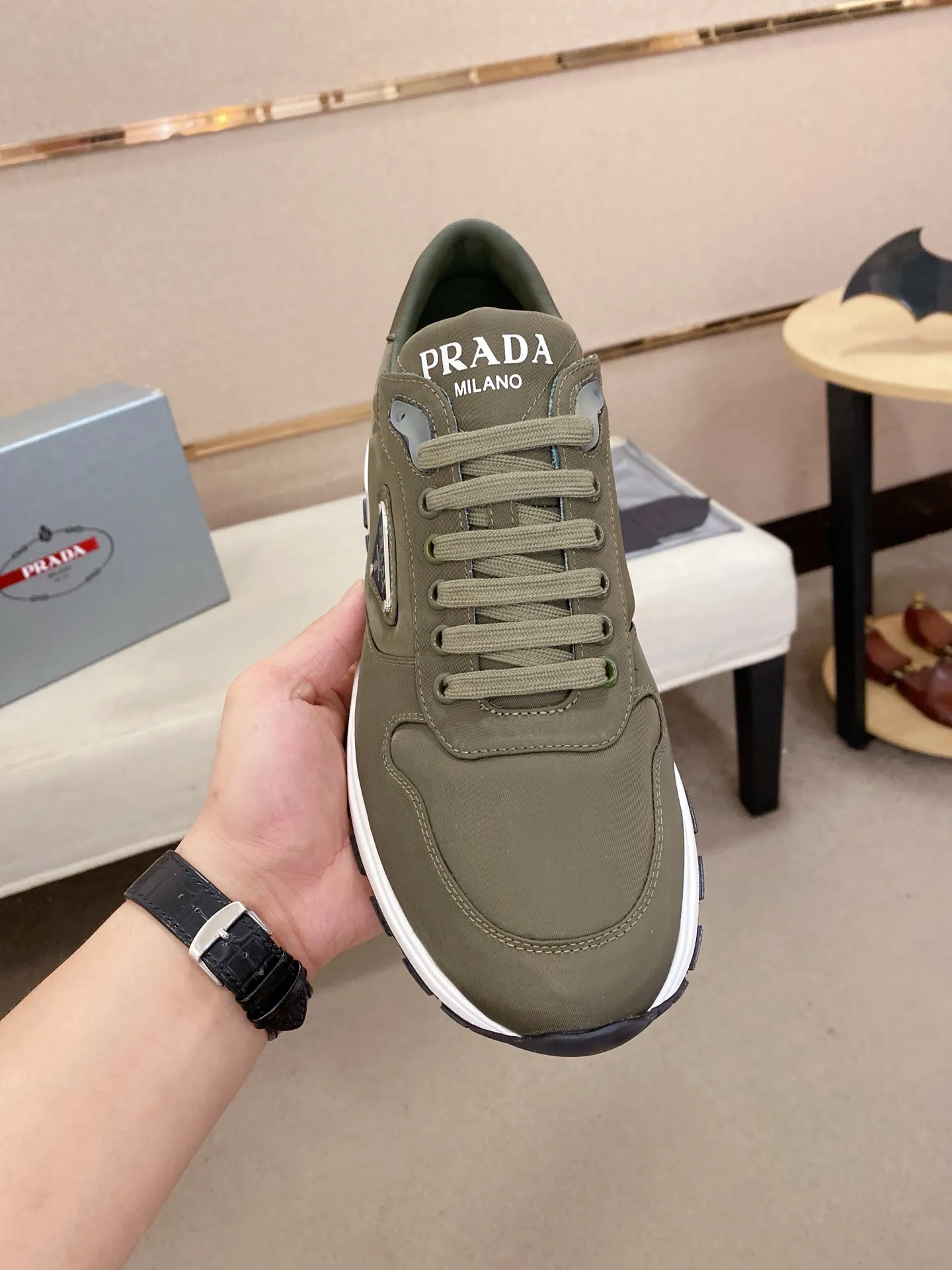 Factory price 540💰 ✔️✔️✔️High version High-quality new PRADA counters are on the market at the same time. The new men's shoes and 😘fabrics are selected from imported first-layer cowhide and are made by pure handcrafts. Lining: Full cowhide lining. 👍🏿 High-end ☄️ air-cushion molded anti-slip rubber outsole, exquisite lines, simple and elegant, comfortable and high-end for leisure travel. Code number: 38 to 44